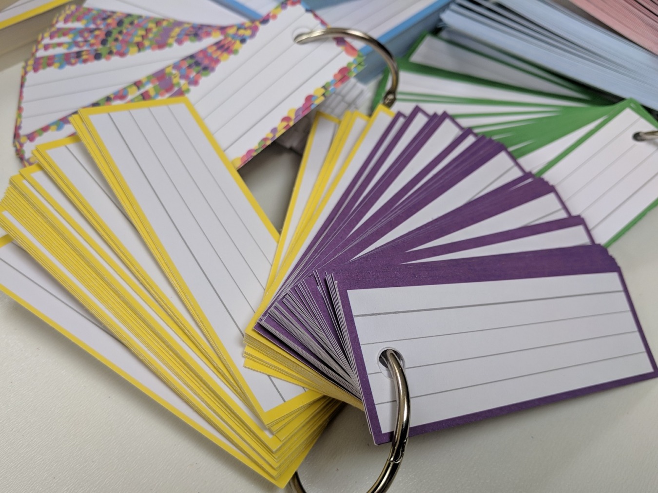Halbe Leitner Flashcards perforiert mit Ringe Violett Gelb Confetti