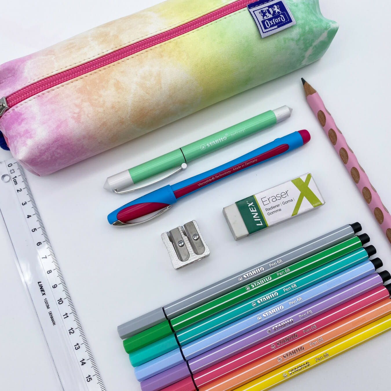 Coole Federtasche gefüllt Teenager